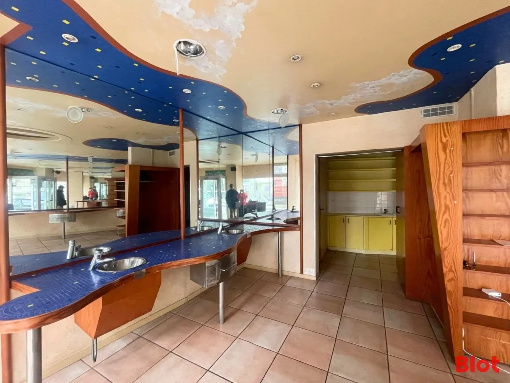 Local commercial · 52 m² · Achat des murs — photo 3