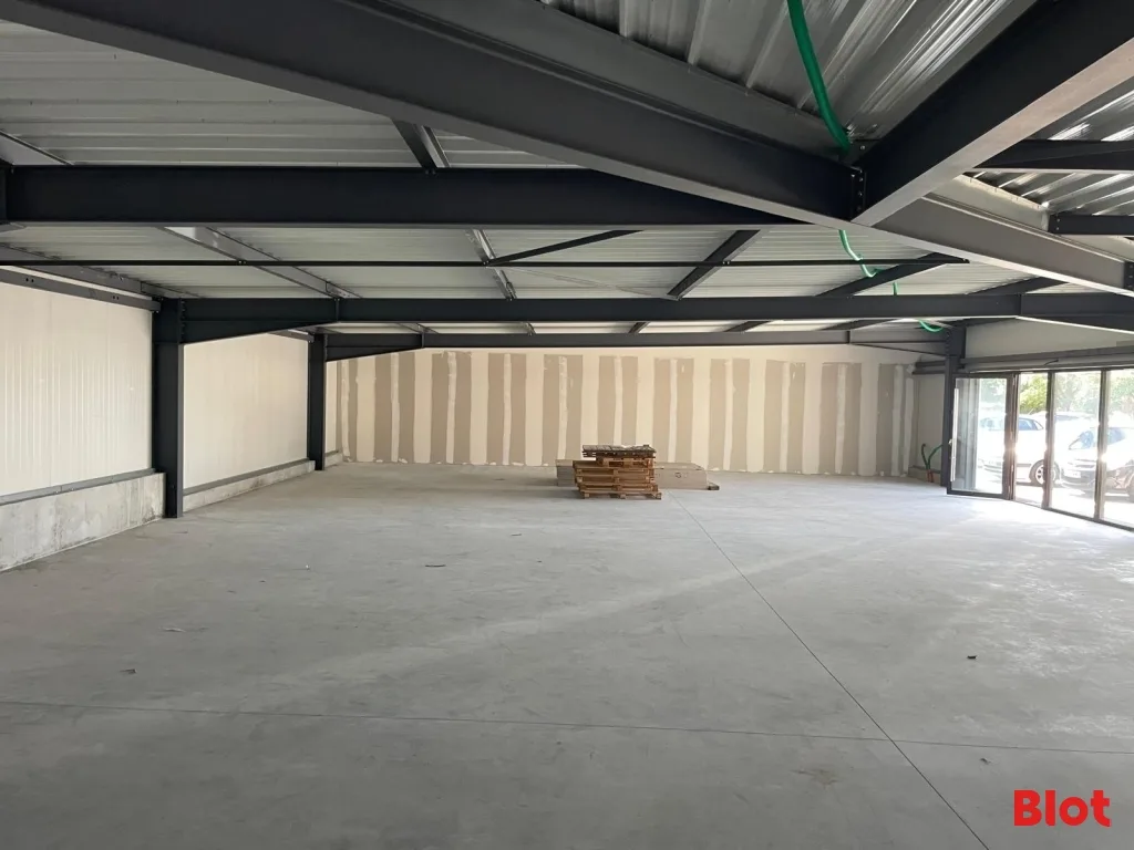 Local commercial · 324 m² · Location — photo 2