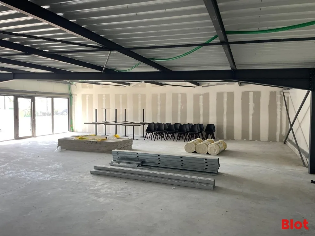 Local commercial · 324 m² · Location — photo 3