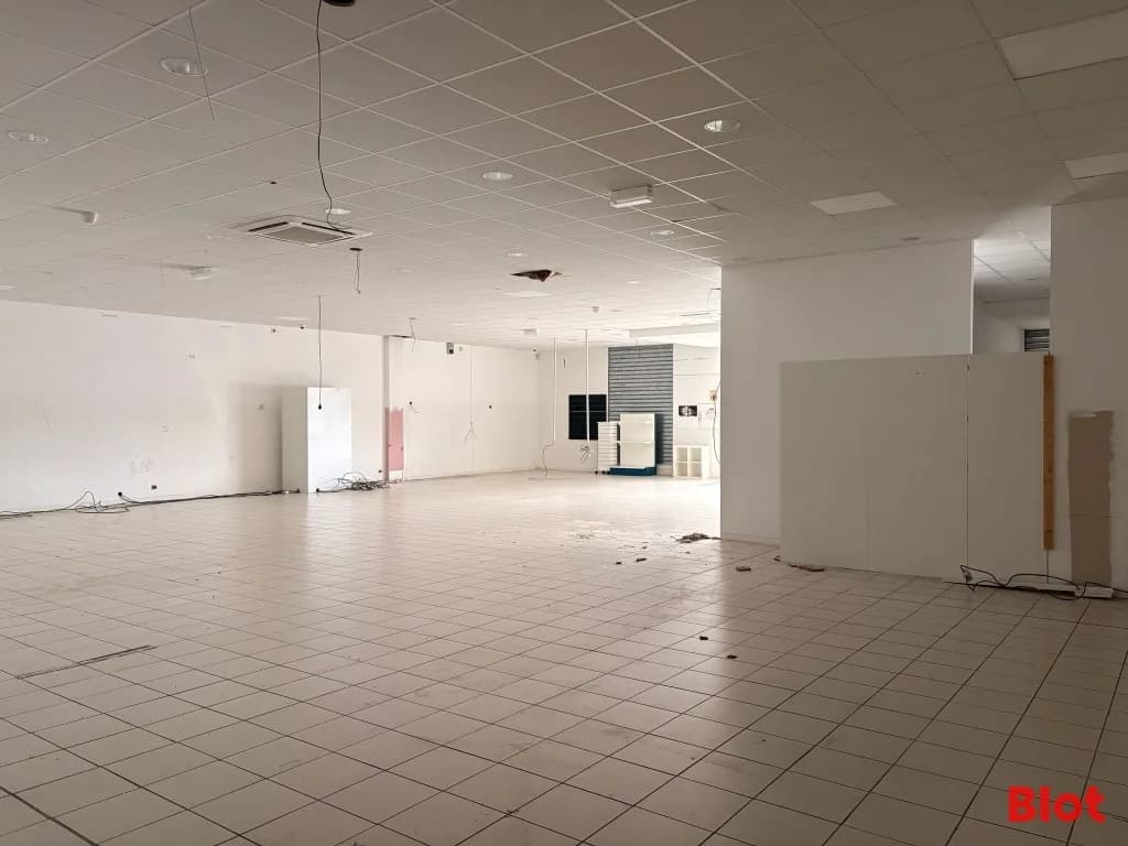 Local commercial · 393 m² · Location — photo 2