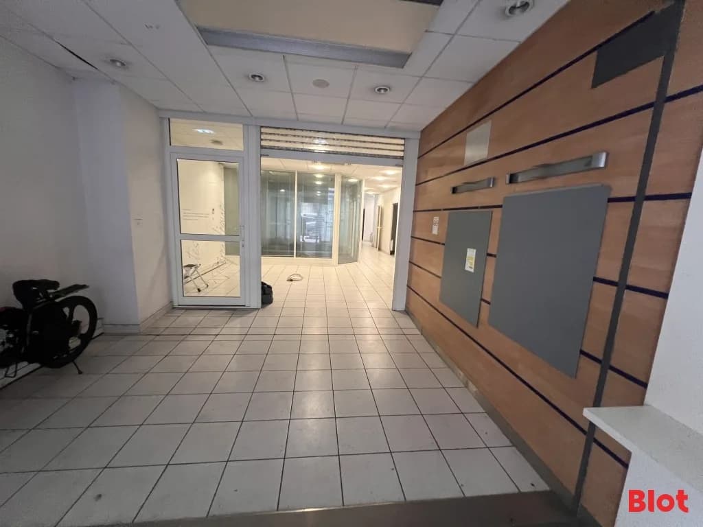 Local commercial · 196 m² · Achat des murs — photo 2