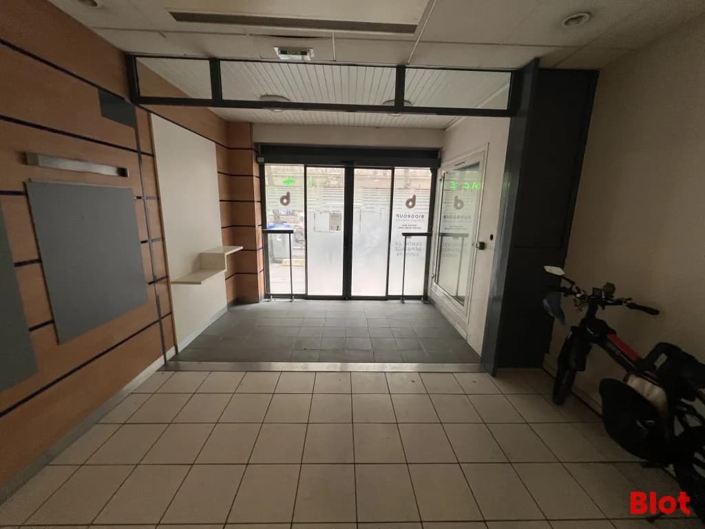 Local commercial · 196 m² · Achat des murs — photo 3