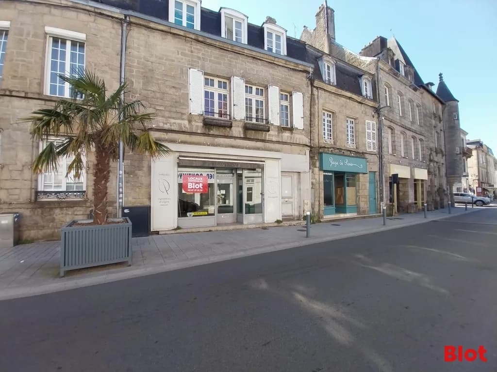 Local commercial · 56 m² · Location — photo 1
