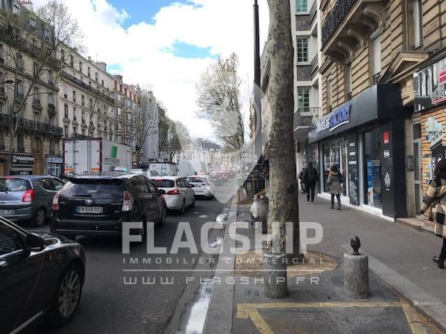 Local commercial · 64 m² · Location — photo 2