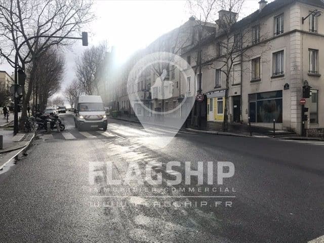 Local commercial · 135 m² · Location — photo 2