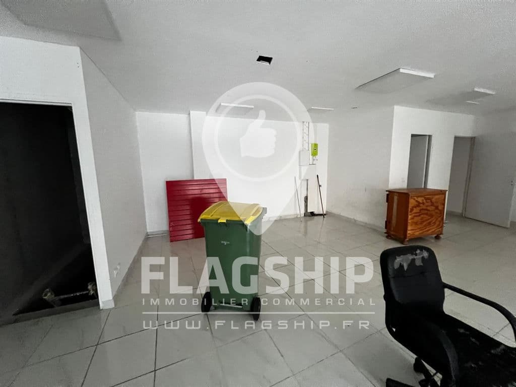 Local commercial · 137 m² · Location — photo 3