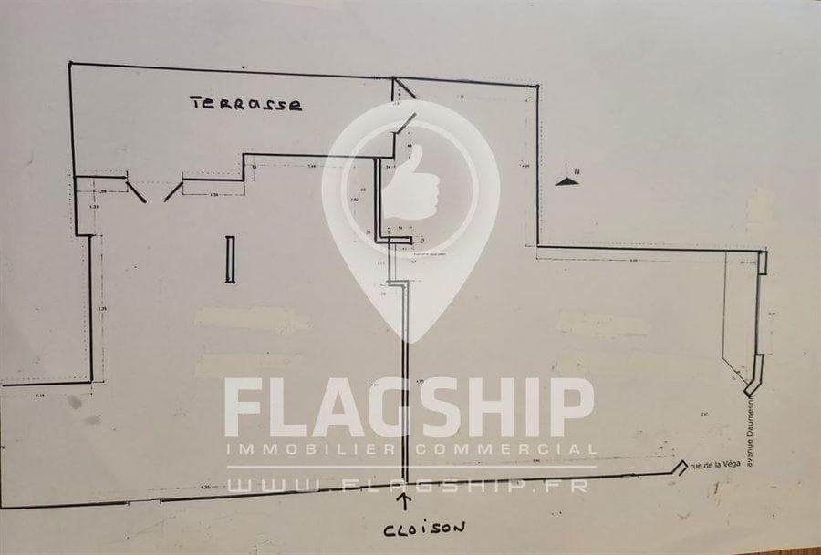 Local commercial · 141 m² · Achat des murs — photo 1