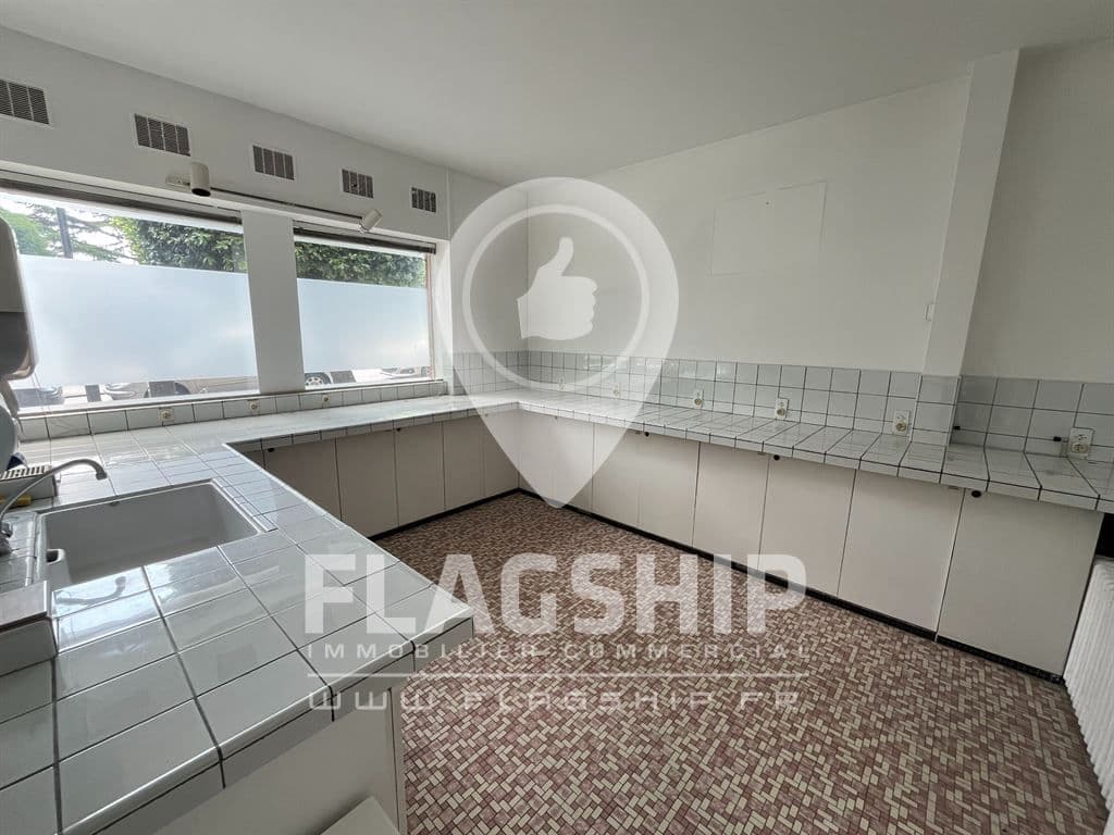 Local commercial · 100 m² · Achat des murs — photo 2