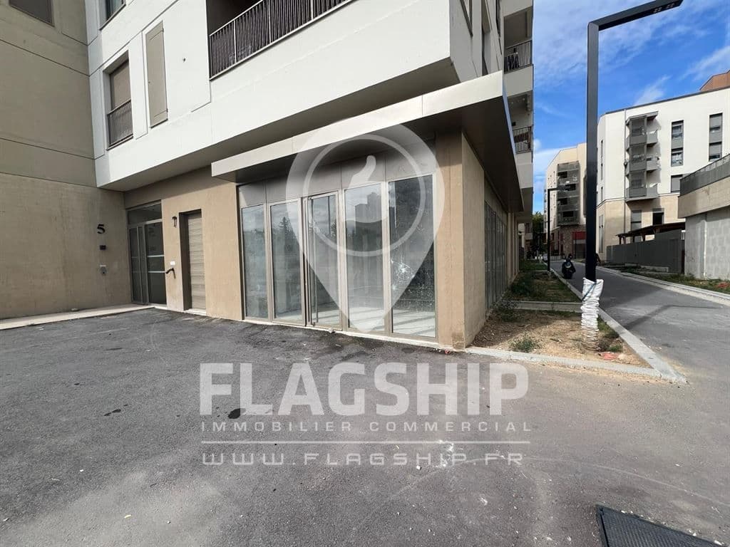Local commercial · 57 m² · Location — photo 1