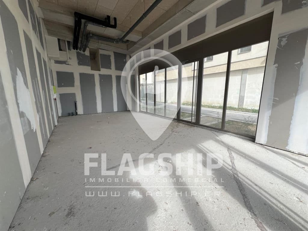 Local commercial · 57 m² · Location — photo 2