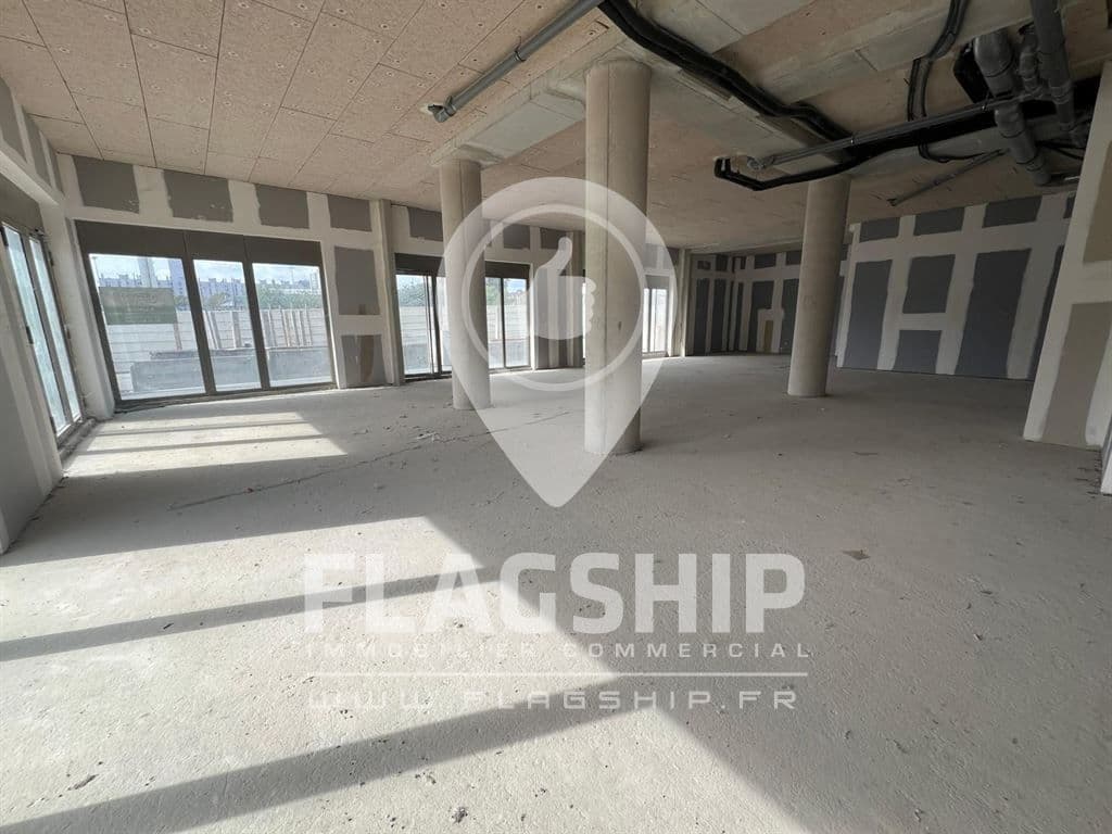 Local commercial · 186 m² · Location — photo 3