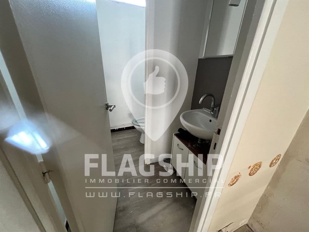 Local commercial · 152 m² · Location — photo 3
