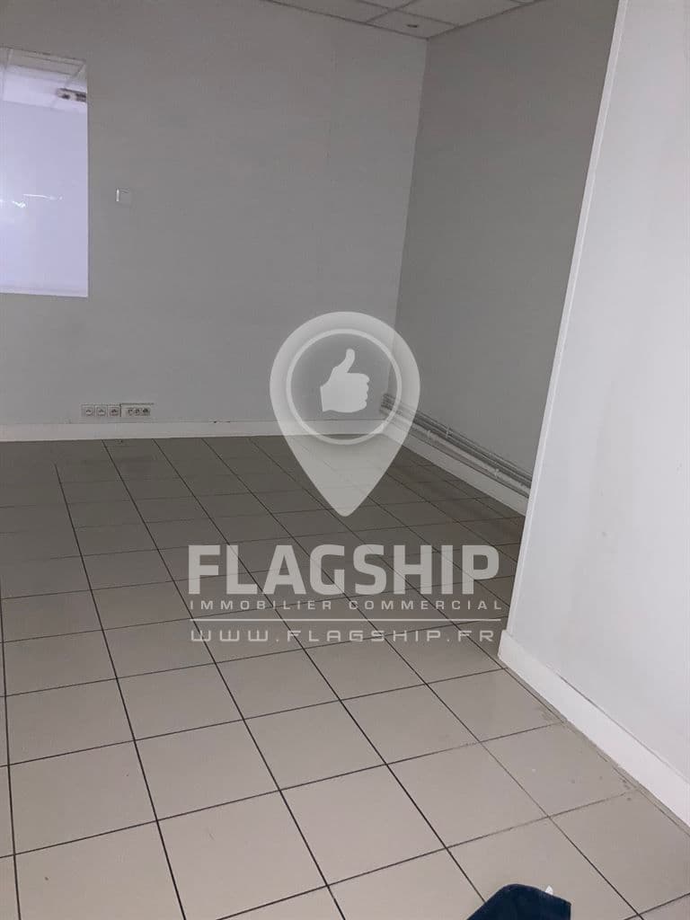Local commercial · 105 m² · Location — photo 3