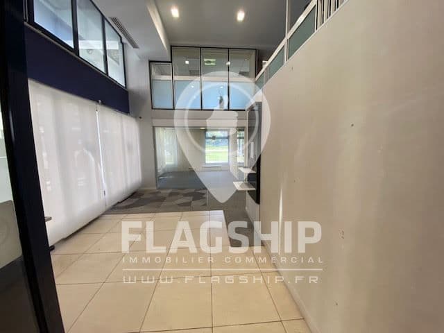 Local commercial · 221 m² · Location — photo 3