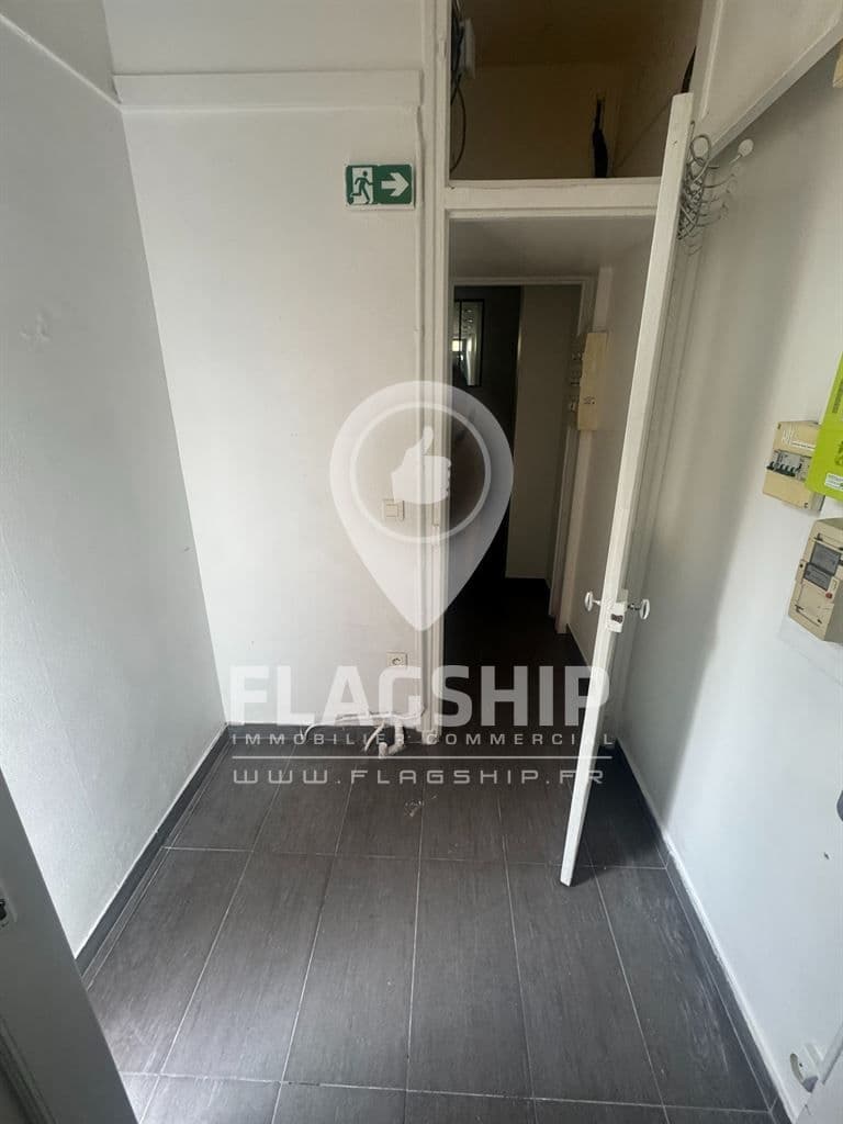 Local commercial · 42 m² · Location — photo 1