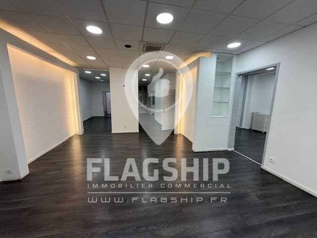 Local commercial · 151 m² · Location — photo 1