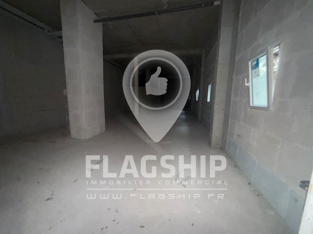 Local commercial · 235 m² · Location — photo 1