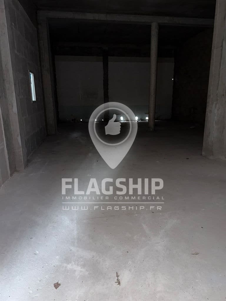 Local commercial · 235 m² · Location — photo 2
