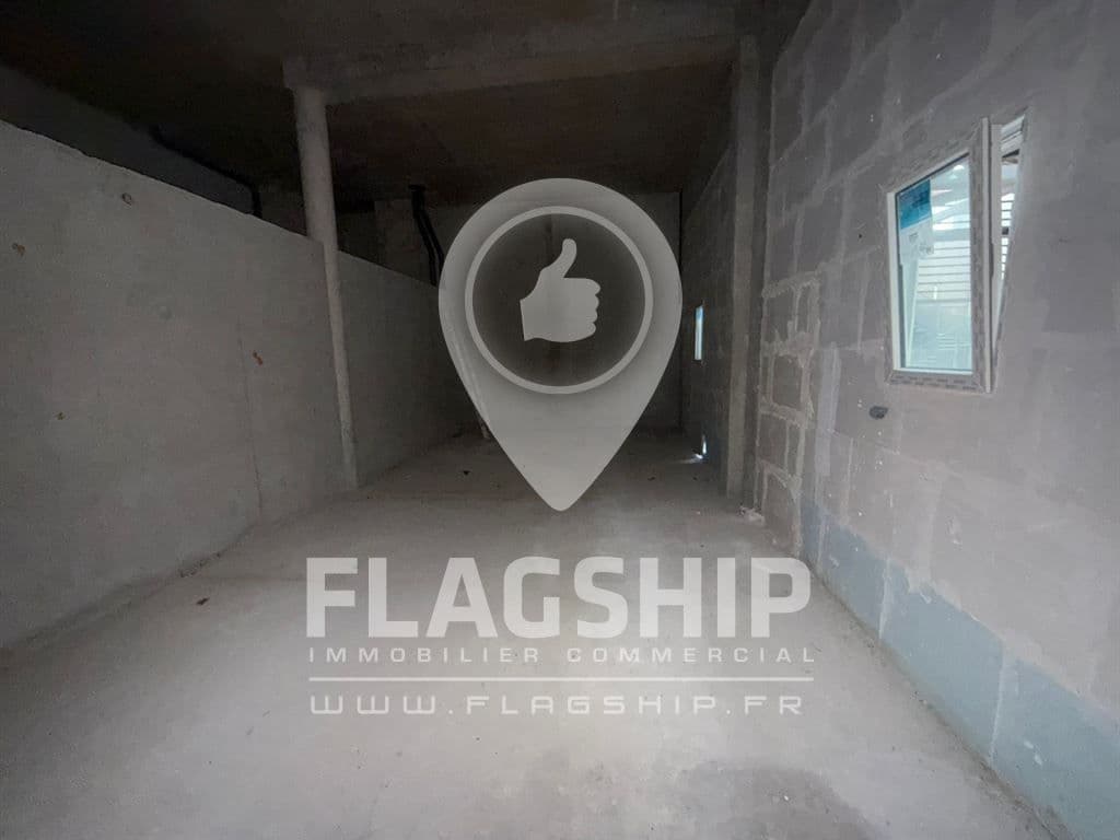 Local commercial · 235 m² · Location — photo 3