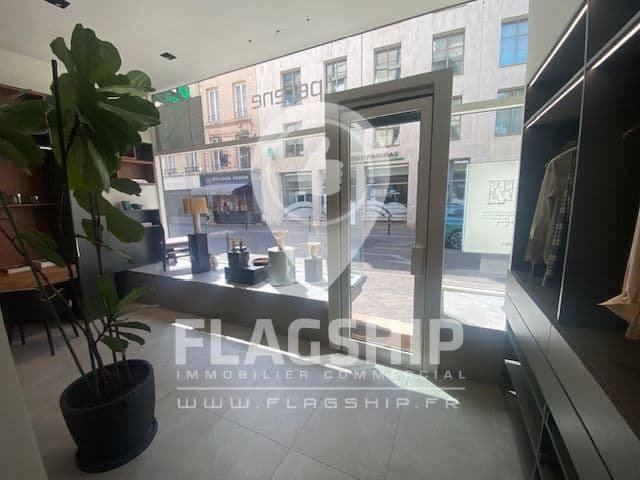 Local commercial · 105 m² · Location — photo 3