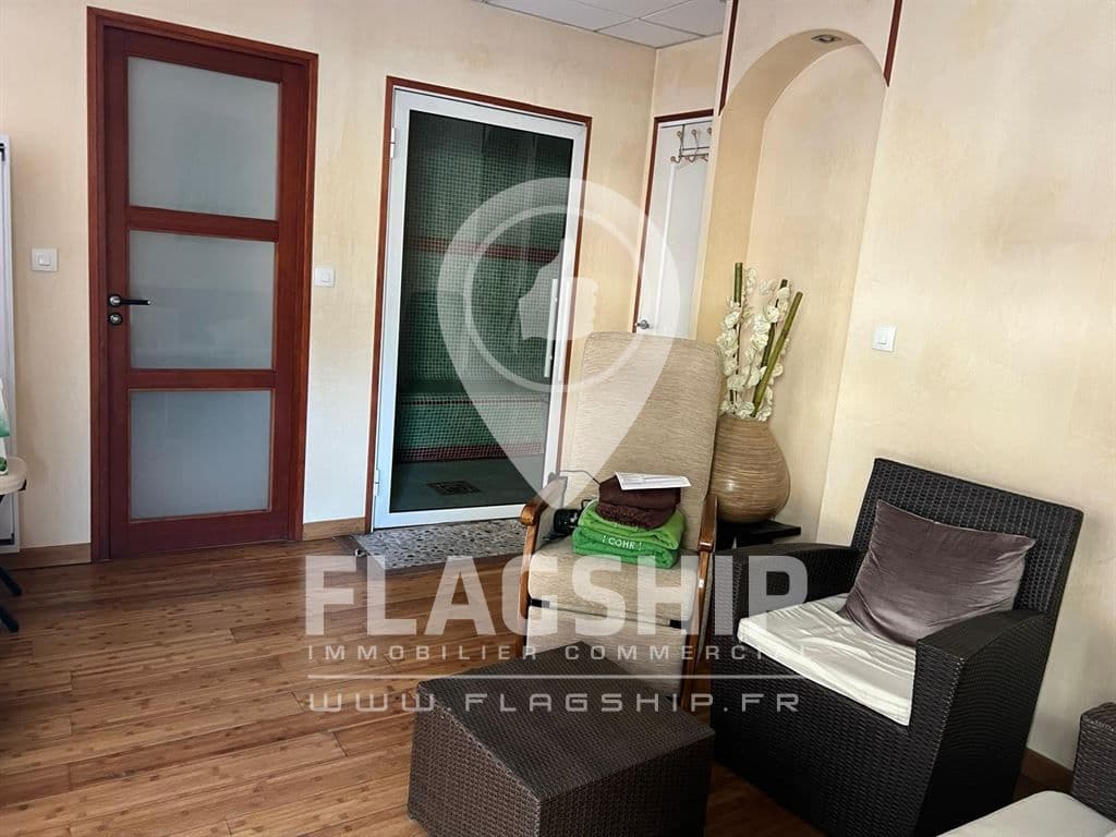 Local commercial · 94 m² · Location — photo 2