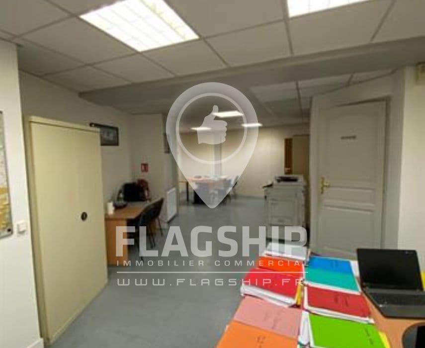 Local commercial · 122 m² · Location — photo 1