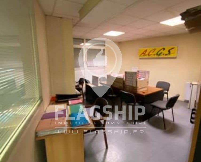 Local commercial · 122 m² · Location — photo 2