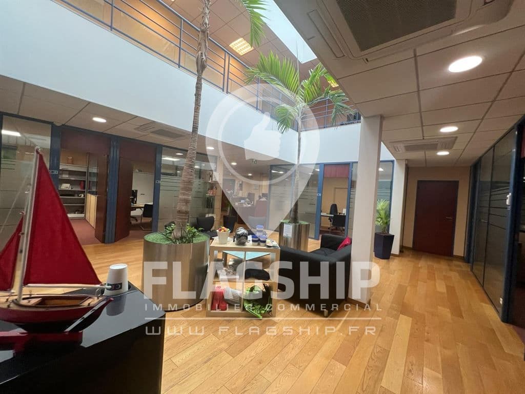 Local commercial · 580 m² · Location — photo 3