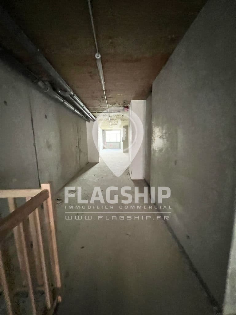 Local commercial · 154 m² · Location — photo 2