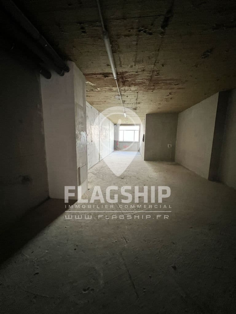 Local commercial · 154 m² · Location — photo 3