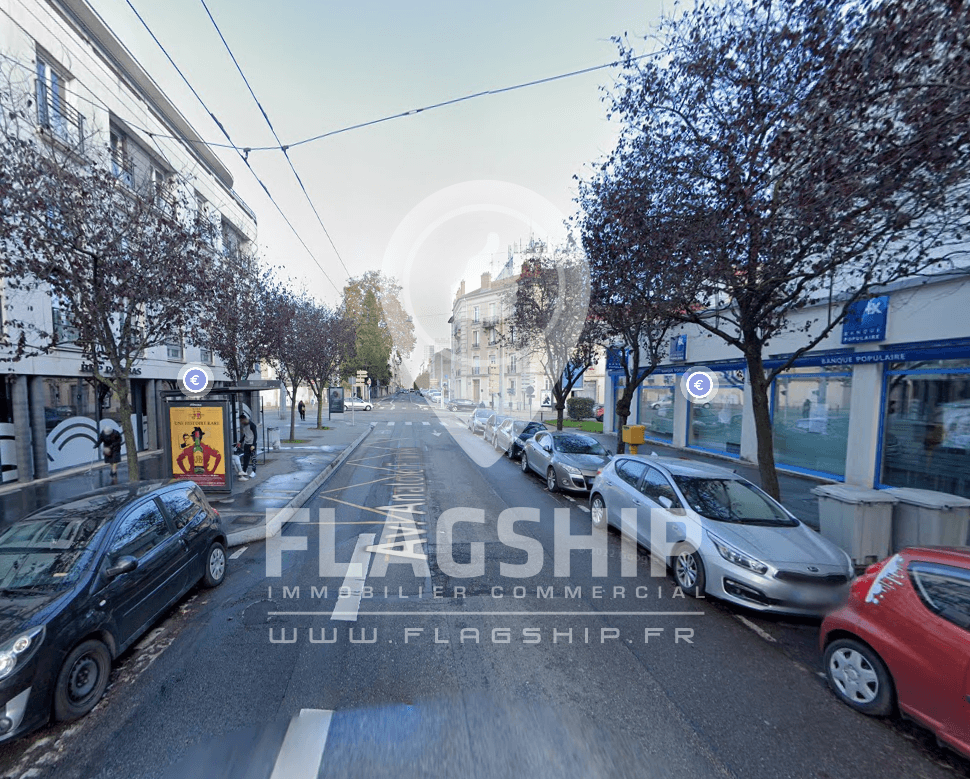 Local commercial · 351 m² · Location — photo 2