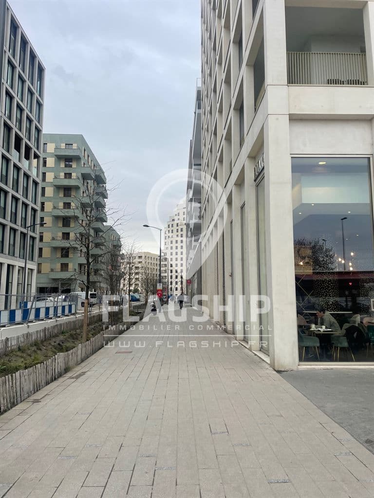 Local commercial · 152 m² · Location — photo 1