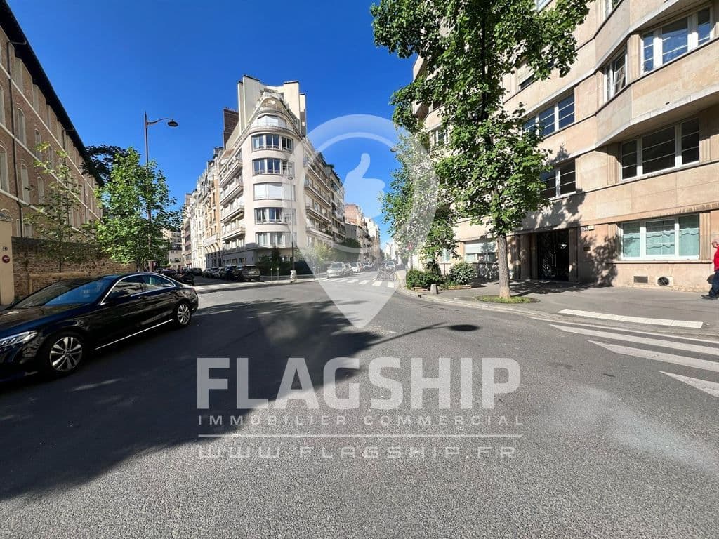 Local commercial · 106 m² · Location — photo 1