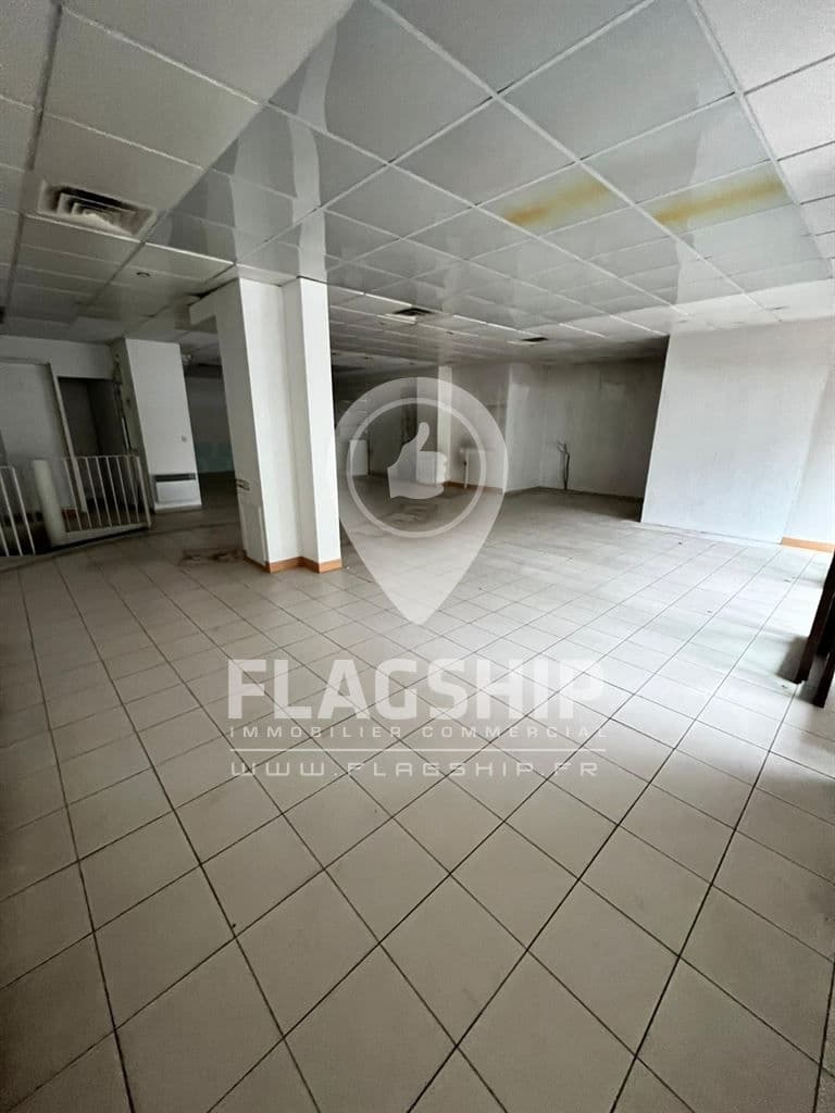 Local commercial · 176 m² · Location — photo 1