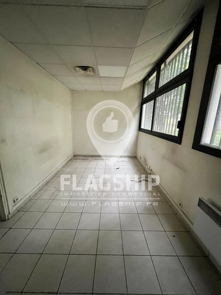 Local commercial · 176 m² · Location — photo 3