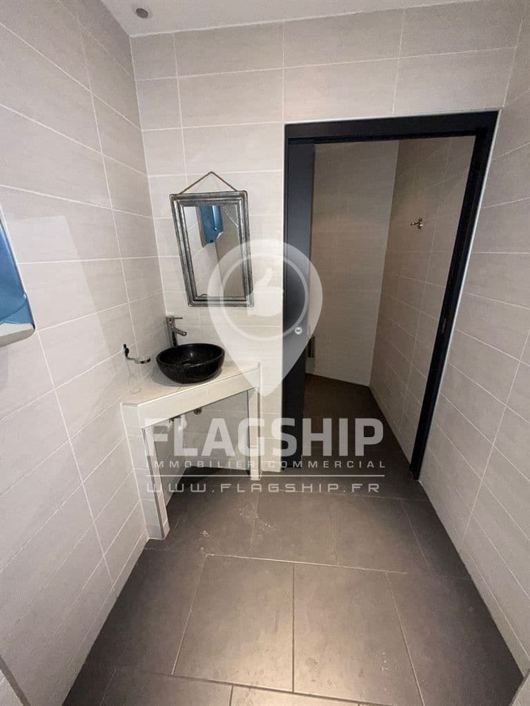 Local commercial · 115 m² · Location — photo 3