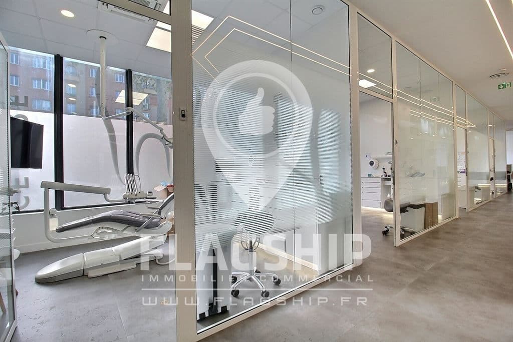 Local commercial · 297 m² · Location — photo 2