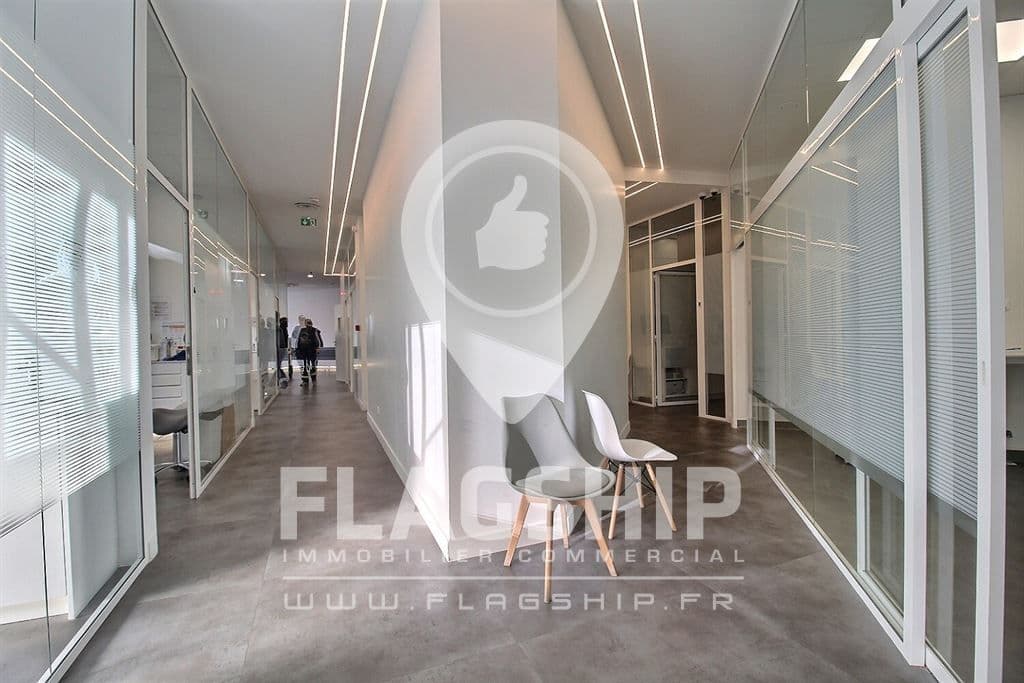 Local commercial · 297 m² · Location — photo 3