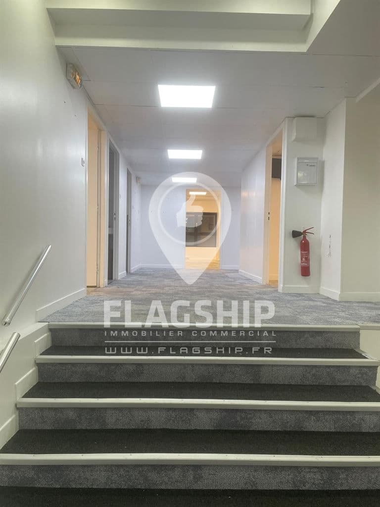 Local commercial · 472 m² · Location — photo 1