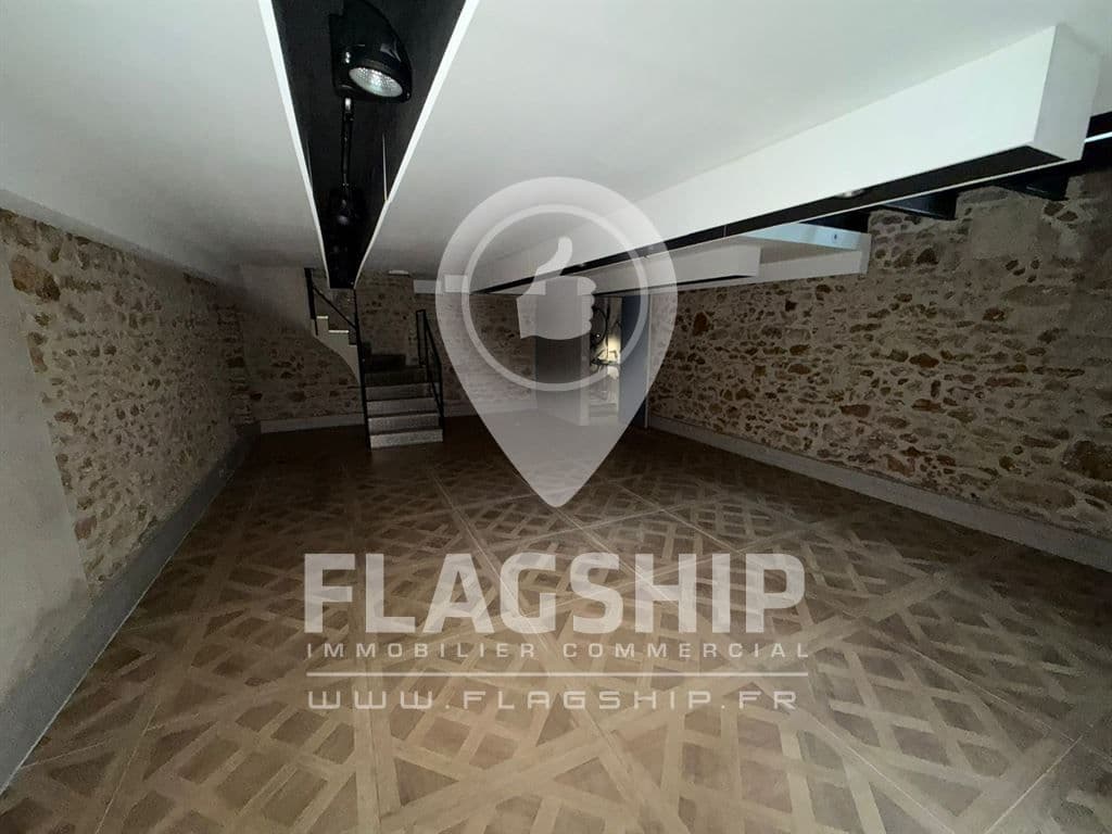 Local commercial · 189 m² · Location — photo 3