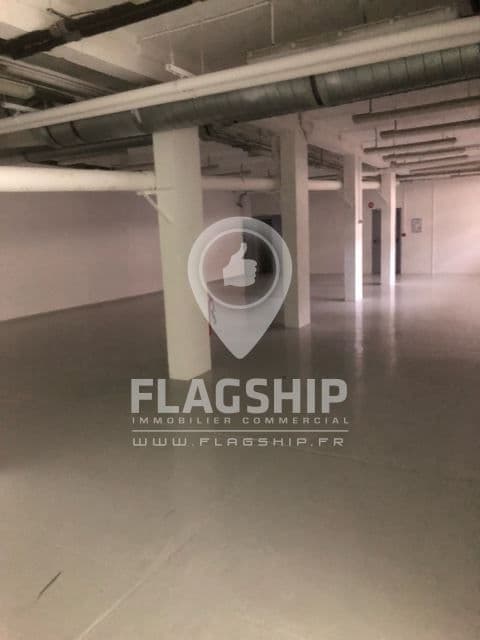 Local commercial · 352 m² · Location — photo 3