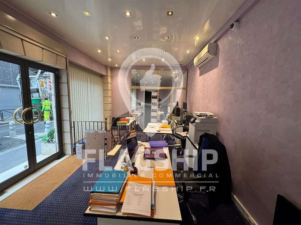 Local commercial · 73 m² · Location — photo 1