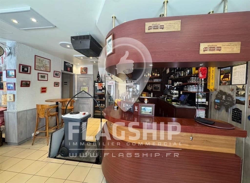 Local commercial · 100 m² · Location — photo 2