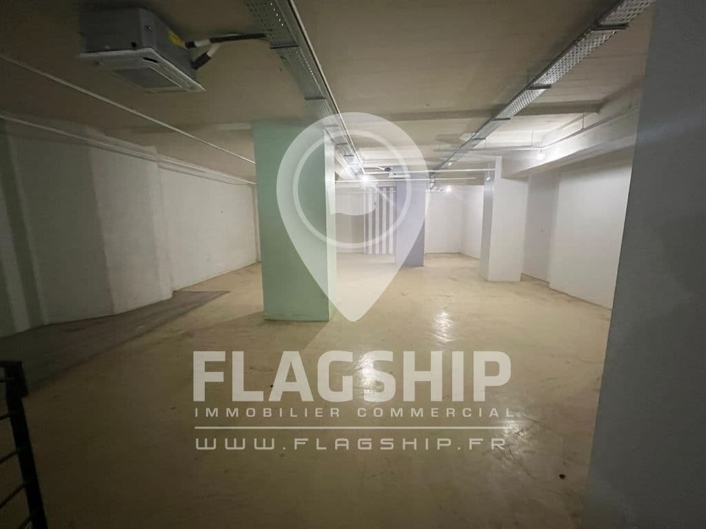 Local commercial · 884 m² · Location — photo 1