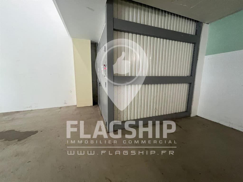 Local commercial · 884 m² · Location — photo 2