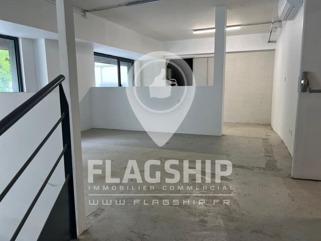 Local commercial · 884 m² · Location — photo 3