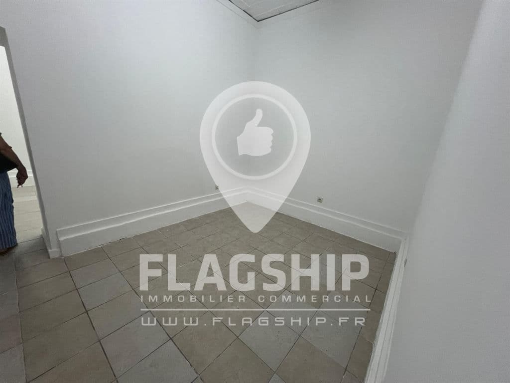 Local commercial · 157 m² · Location — photo 3