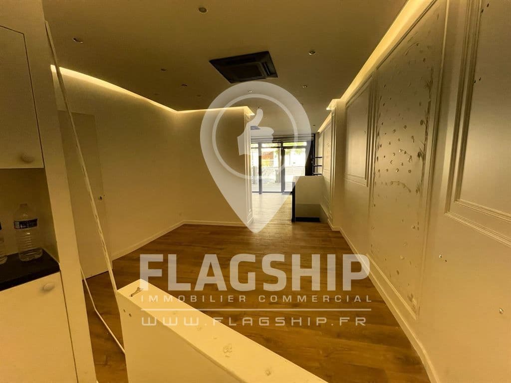 Local commercial · 73 m² · Location — photo 2