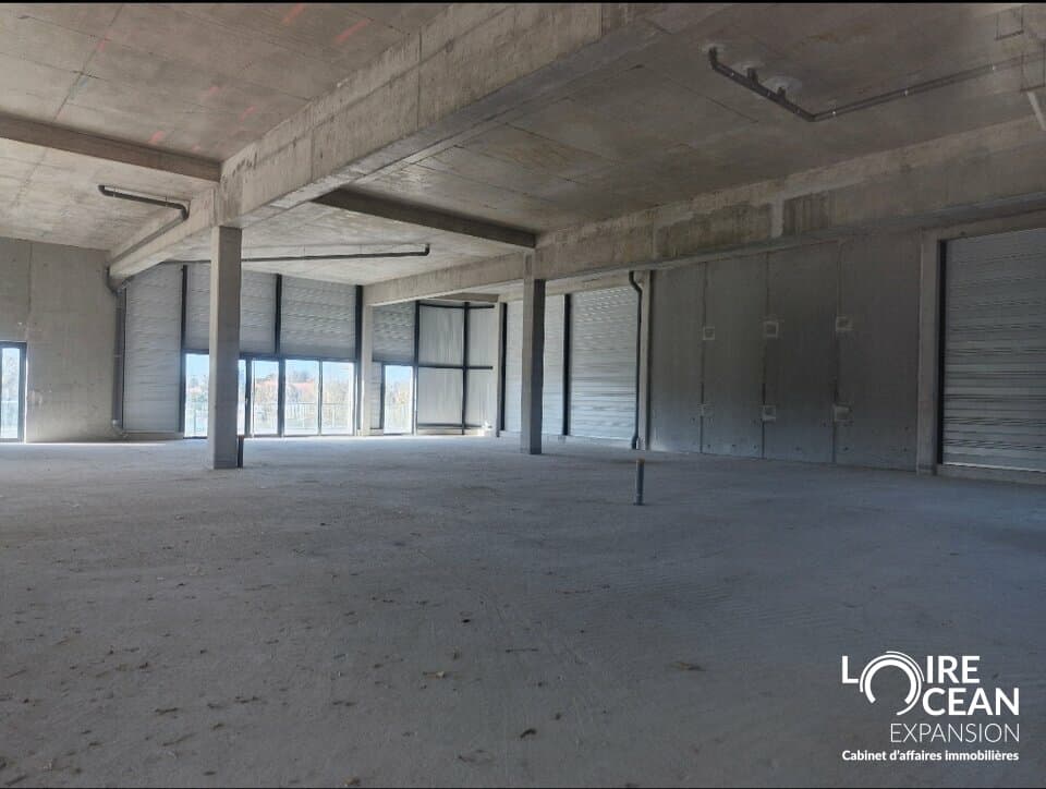 Local commercial · 555 m² · Location — photo 2