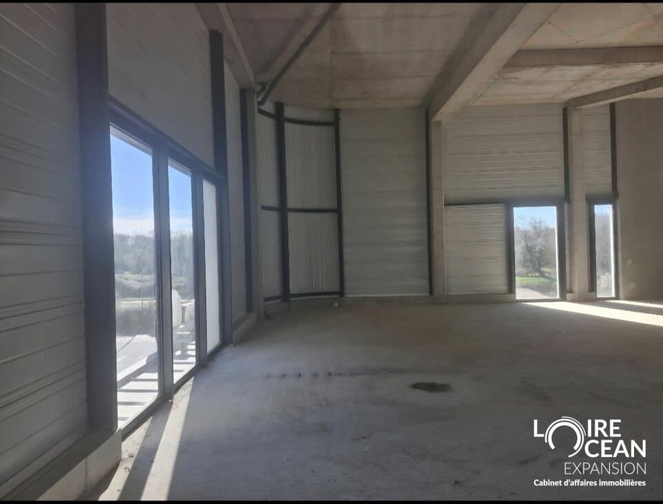 Local commercial · 555 m² · Location — photo 3